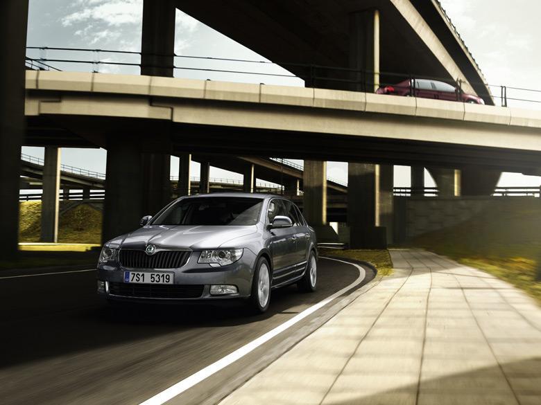 Autoesittely Skoda Superb 2011