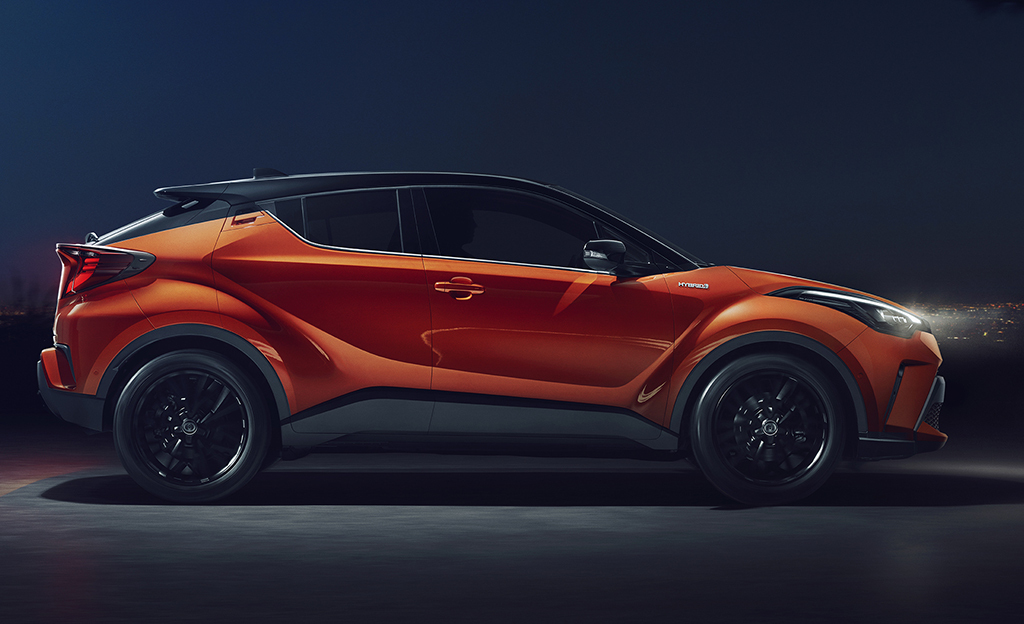 Suosittu Toyota C-HR uudistuu – tarjolle uusi hybridimalli