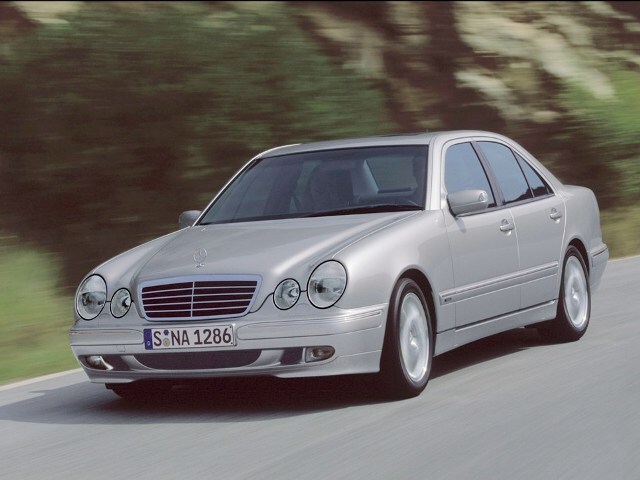 Autoesittely Mercedes-Benz E-sarja 2001