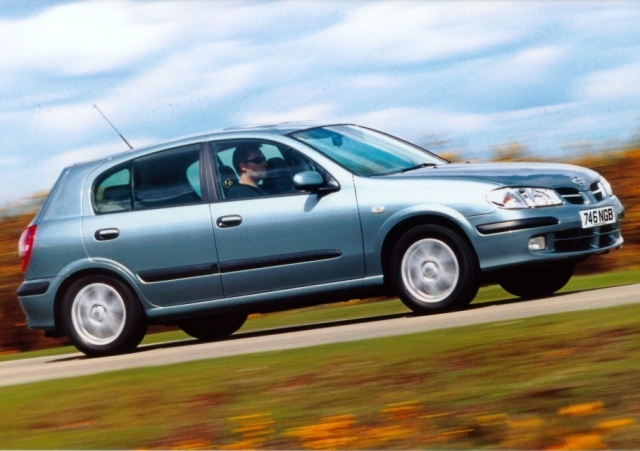 Autoesittely Nissan Almera (2000-2007)