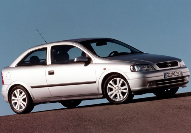 Autoesittely Opel Astra 2001-2003