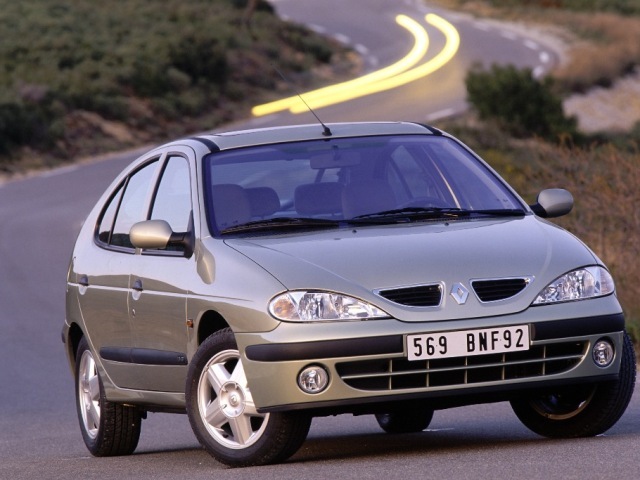 Autoesittely Renault Megane 2001-2002