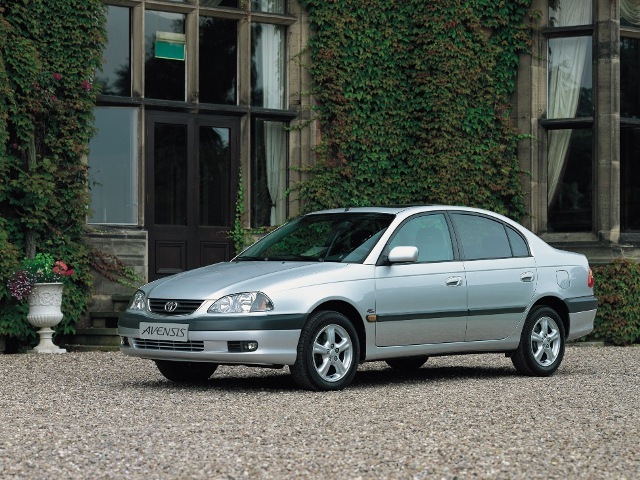 Autoesittely Toyota Avensis 2001-2002