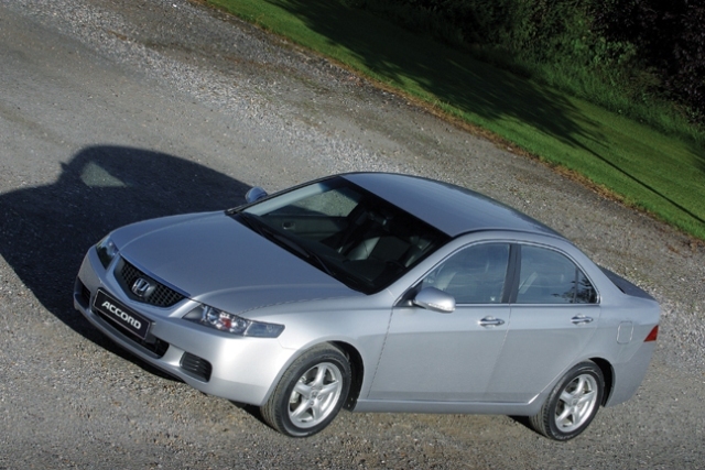 Autoesittely Honda Accord 2003-2007