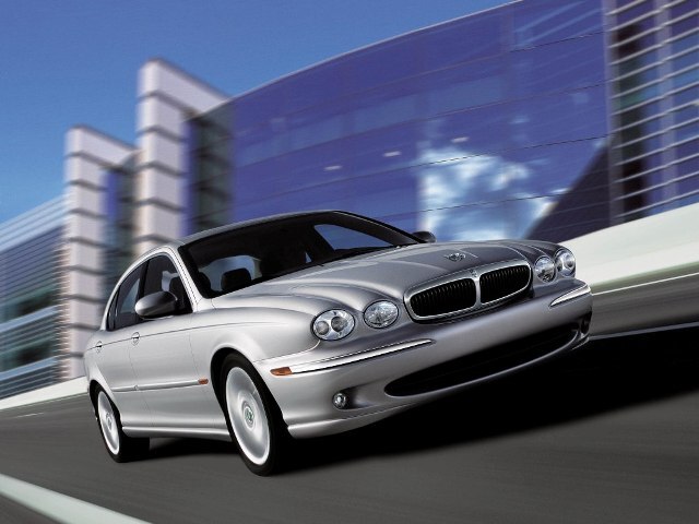 Autoesittely Jaguar X-Type (2002)