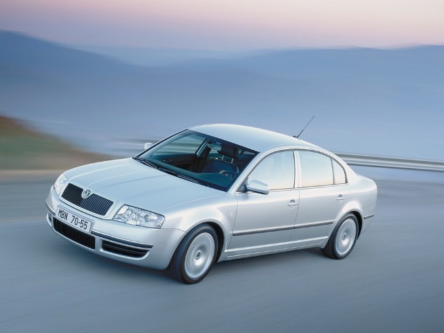 Autoesittely Skoda Superb 2002-2007