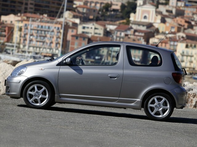 Autoesittely Toyota Yaris 2001-2005