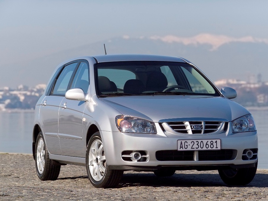 Autoesittely Kia Cerato (2005)