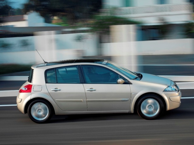 Autoesittely Renault Megane 2003-2008