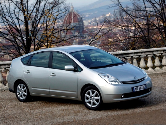 Autoesittely Toyota Prius 2004