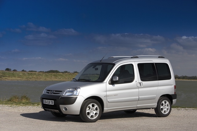 Autoesittely Peugeot Partner 2003-2011