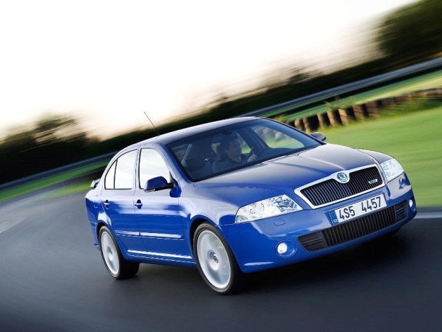Autoesittely Skoda Octavia 2004