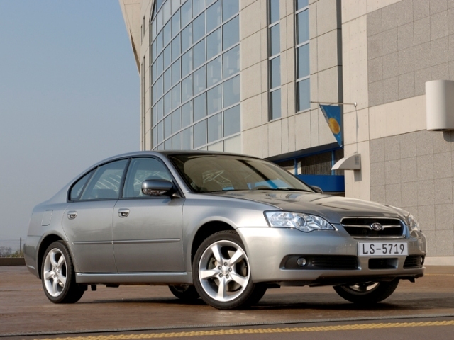Autoesittely Subaru Legacy 2004-2008
