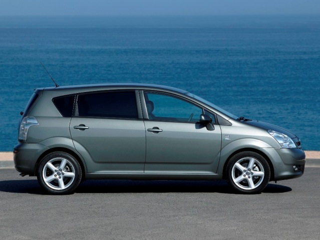 Autoesittely Toyota Corolla Verso 2004-2010