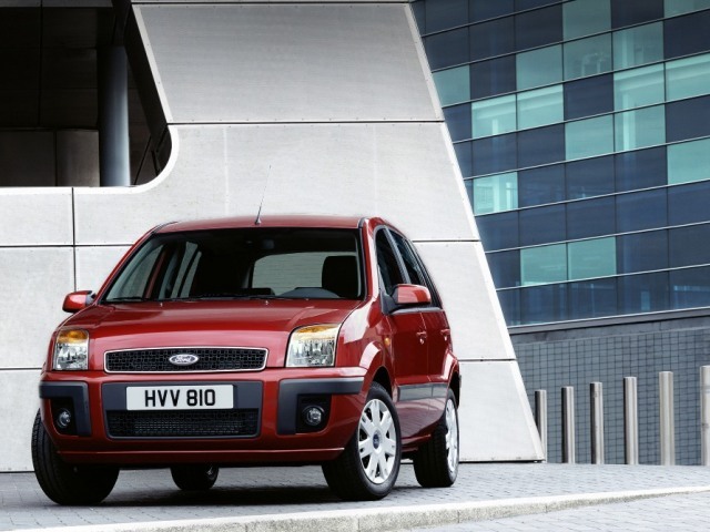Autoesittely Ford Fusion 2008
