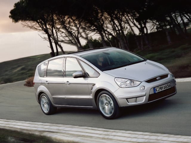 Autoesittely Ford S-MAX 2008-2009