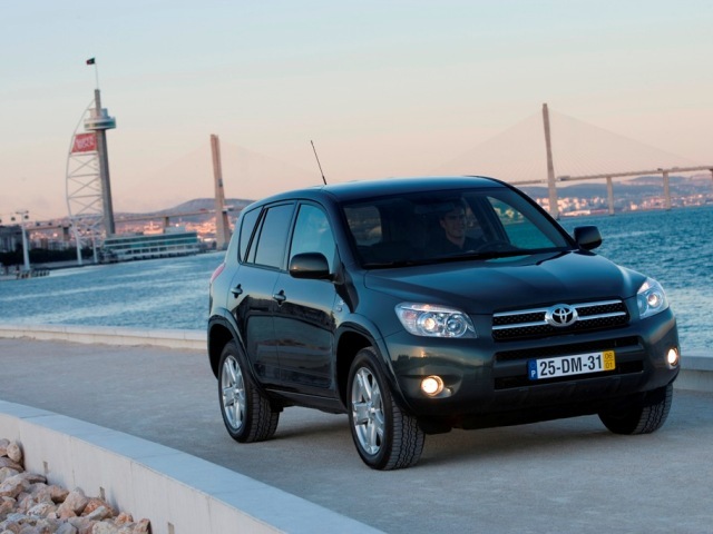 Autoarvio: Koeajossa Toyota RAV4 2.0 VVT-i