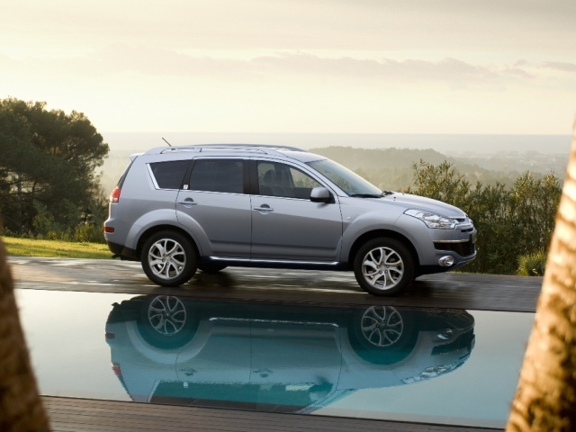 Autoesittely Citroen C-Crosser (2008)