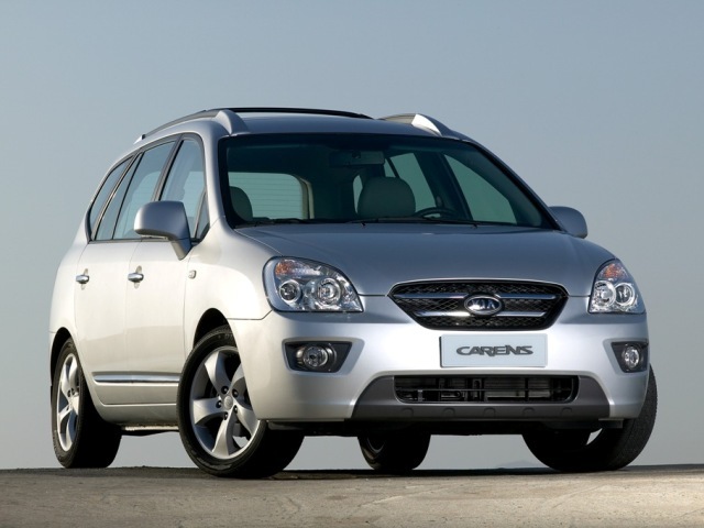 Autoesittely Kia Carens 2008-2010