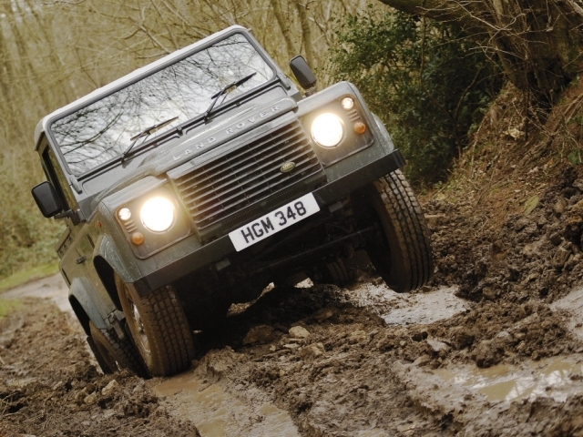 Autoesittely Land Rover Defender (2008)