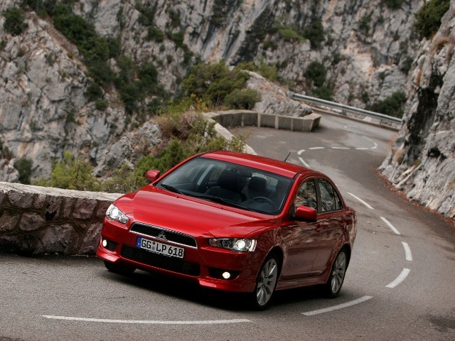 Autoesittely Mitsubishi Lancer 2003-2007