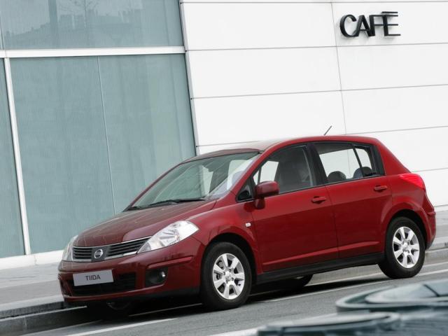 Autoesittely Nissan Tiida 2008-2011