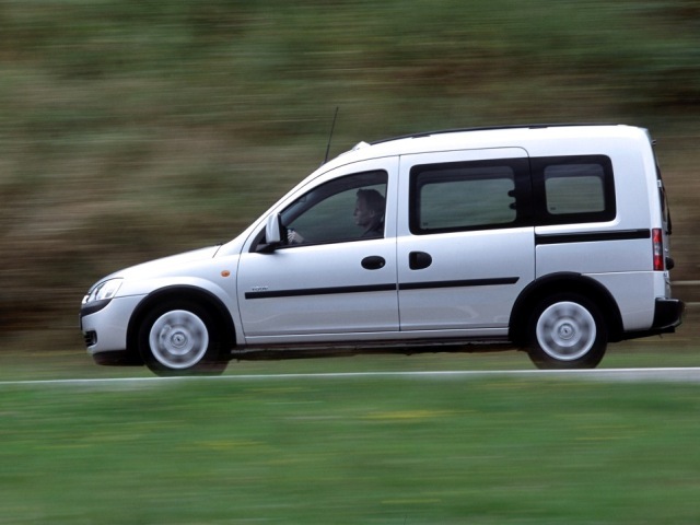 Autoesittely Opel Combo 2008-2011