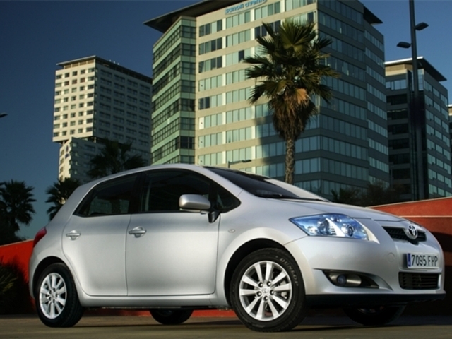Autoesittely Toyota Auris 2008-2009