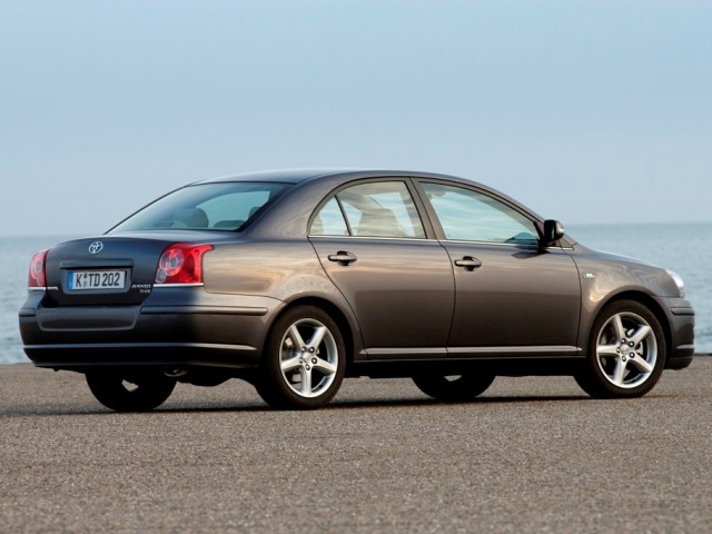 Autoesittely Toyota Avensis 2006