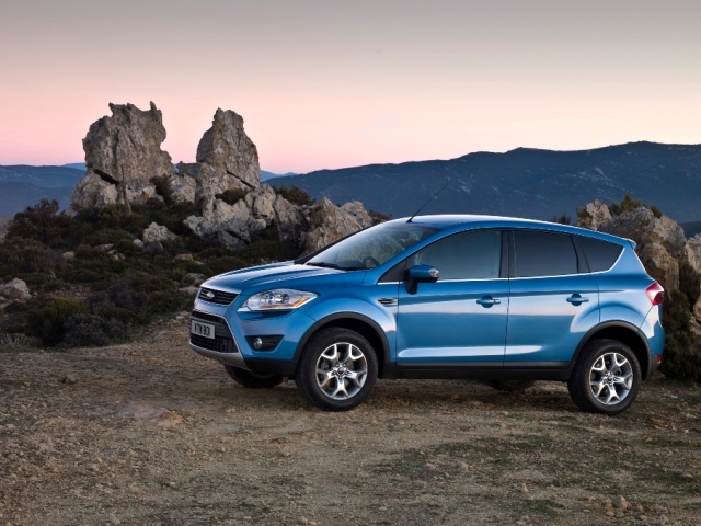 Autoesittely Ford Kuga 2008-2010