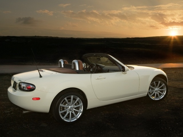Autoesittely Mazda MX-5 (2008)