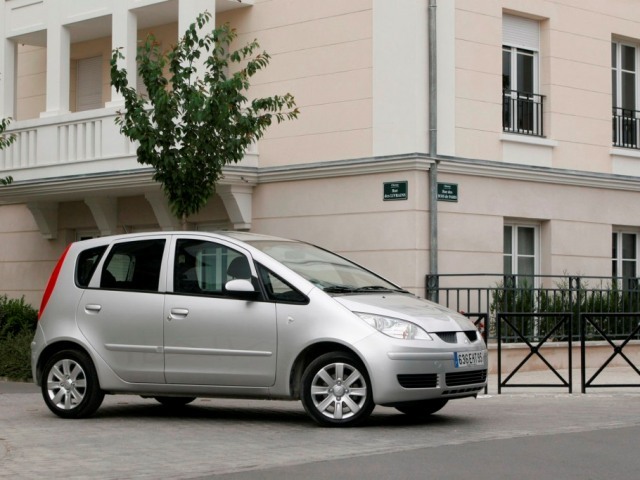 Autoesittely Mitsubishi Colt 2008-2011