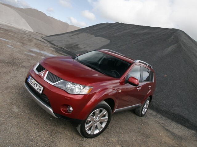 Autoesittely Mitsubishi Outlander 2007-2011