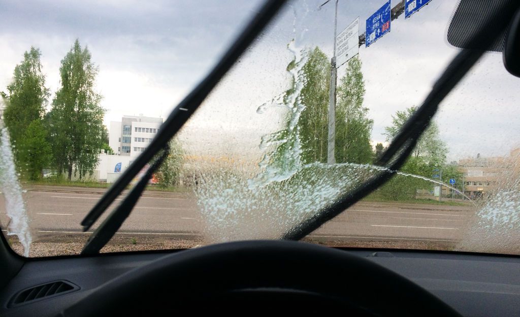 Autoilija, tiedätkö tämän niksin? Estää lasinpesuaineen hajun tunkeutumisen sisälle