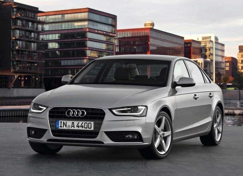 Autoesittely Audi A4 2012