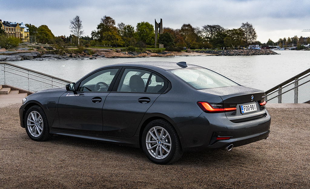 BMW 330e lataushybridi sivusta