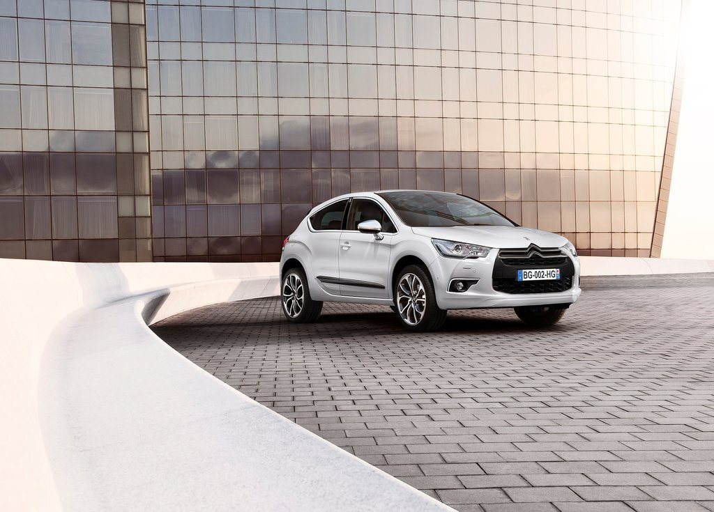 Autoesittely Citroën DS4 2012