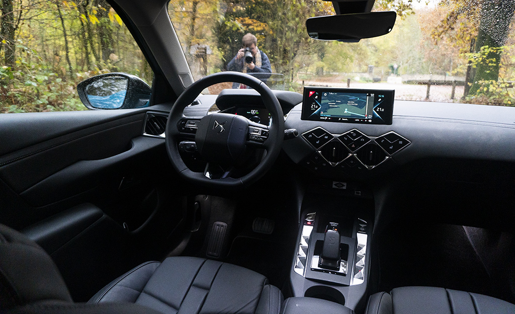 DS 3 Crossback E-Tense ohjaamo