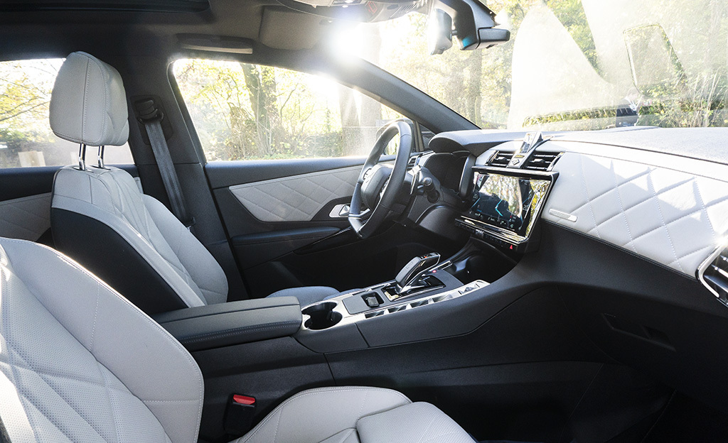 DS 7 Crossback pistokehybridi ohjaamo