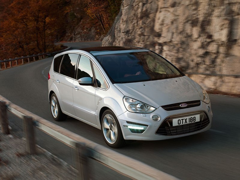 Autoesittely Ford S-MAX 2011