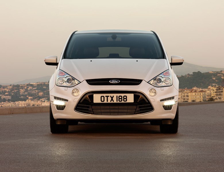 Autoesittely Ford S-MAX 2012