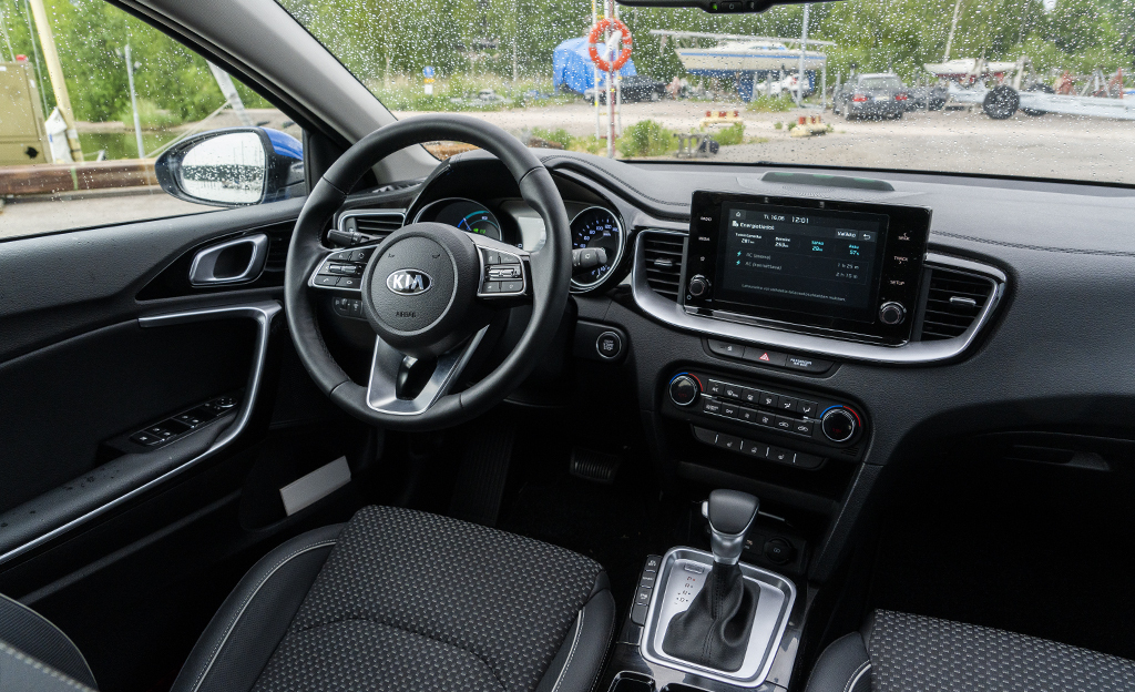 Kia Ceed lataushybridi ohjaamo