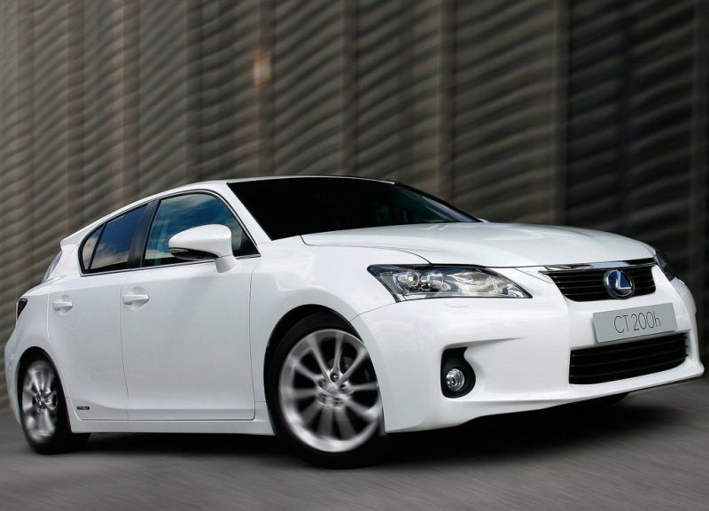 Autoesittely Lexus CT 200h 2012