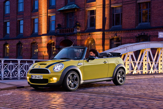 Autoesittely Mini Cooper S Cabrio 2012