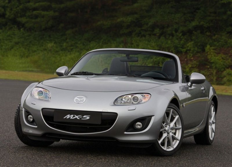 Autoesittely Mazda MX-5 2012
