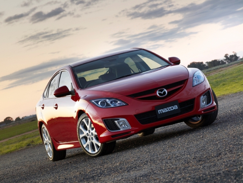Autoesittely Mazda6 2011
