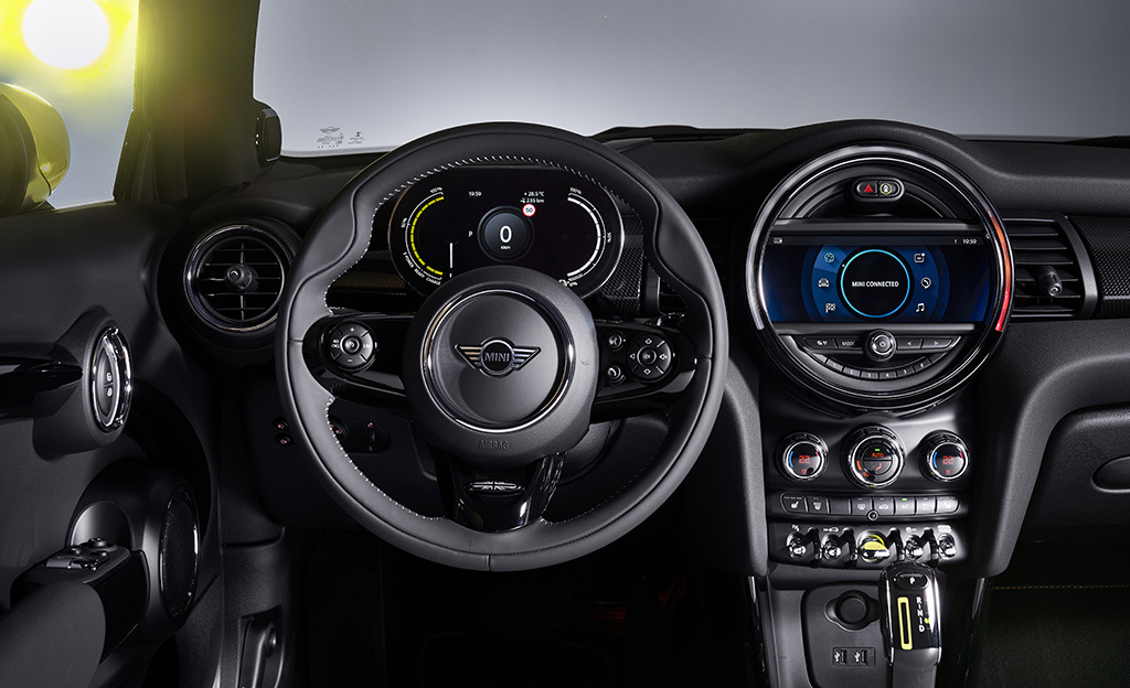 Mini Cooper SE sähköauto sisätilat