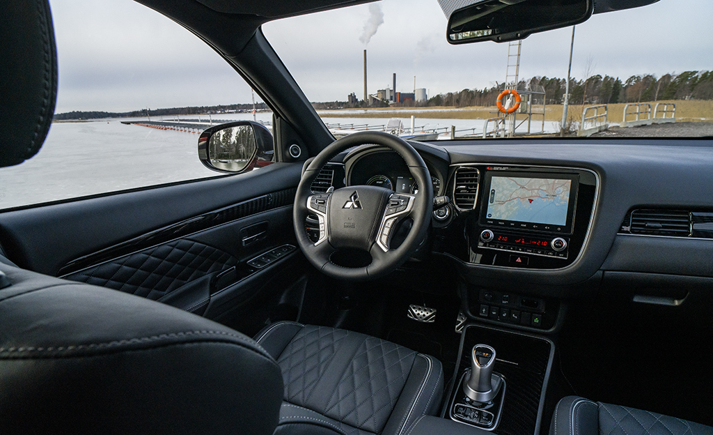 kuljettajan n&auml;kym&auml; Outlander PHEV