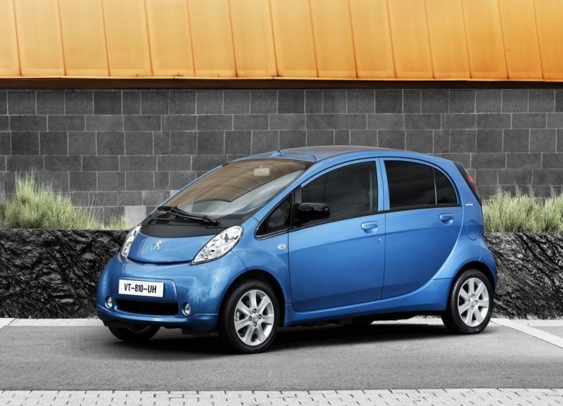 Autoesittely Peugeot iOn 2012