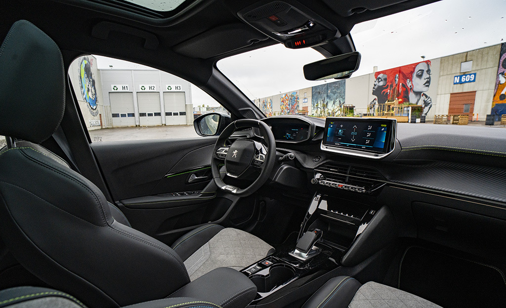 Peugeot e-208 ohjaamo
